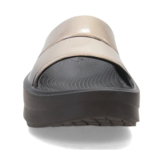 Two-toned OOfos OOahh Luxe sandal with beige top and gray sole on a white background