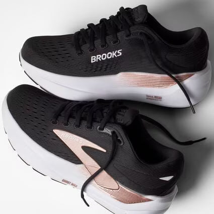Black and white Brooks Ghost Max 3 – Women&