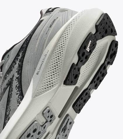 Close-up of a gray and white Vigore 5 – Men&
