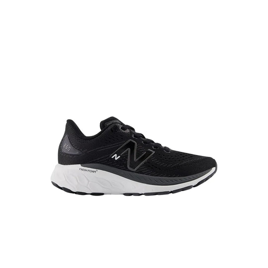 A black New Balance 860 V13 – Kids&