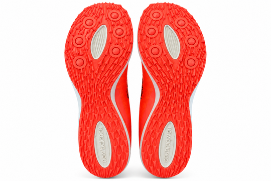 A pair of red New Balance Xc7 V4 – Men&